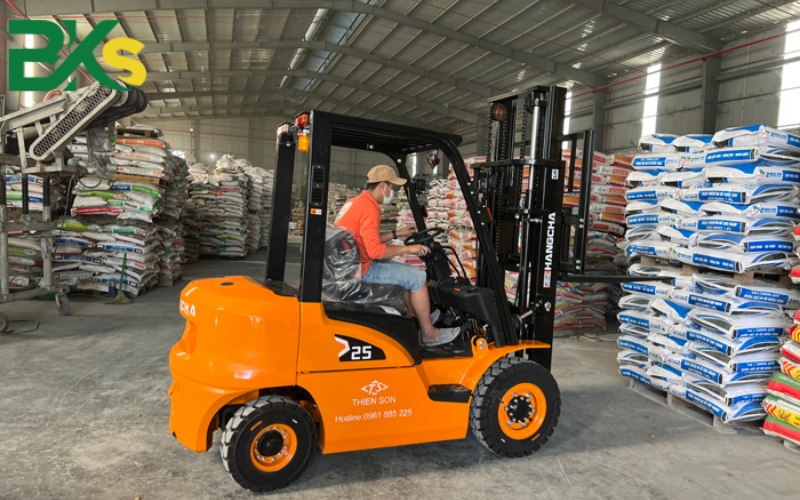 Người mới chưa biết lái có học chứng chỉ xe nâng được không?
