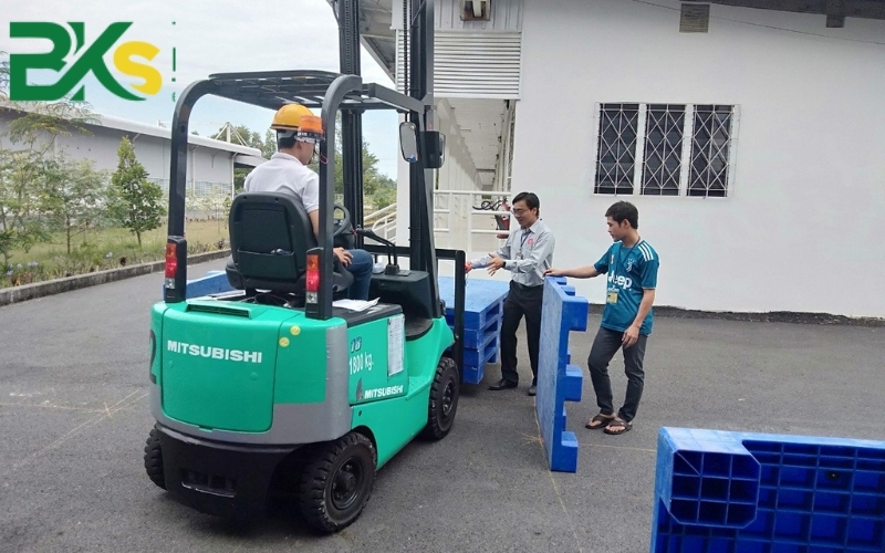 Đăng ký học và thi chứng chỉ Vận hành xe nâng người tại chungchinghe.edu.vn