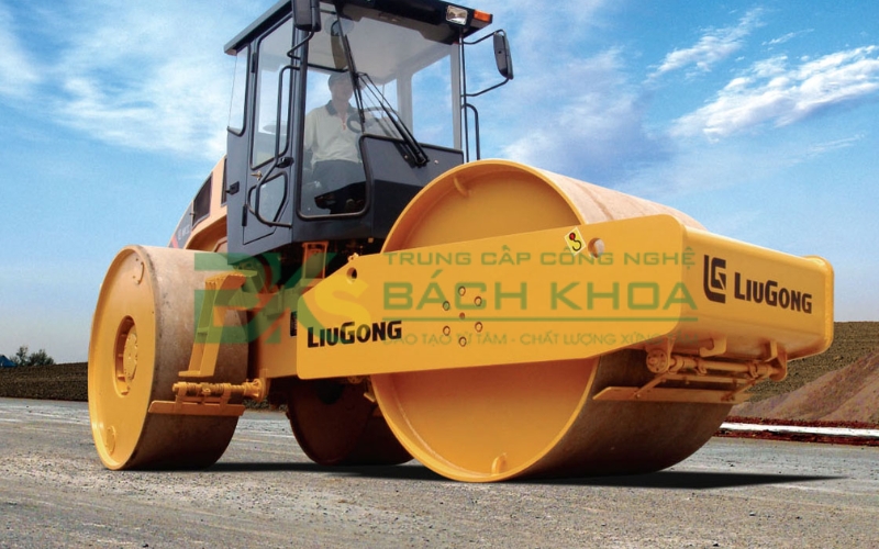 Học chứng chỉ xe lu có được thực hành trực tiếp không?