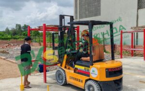 Có nên chọn nơi dạy học lái xe nâng giá rẻ bất thường?