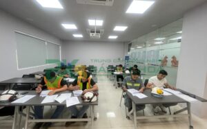 Lái xe nâng lâu năm lương có tăng không?