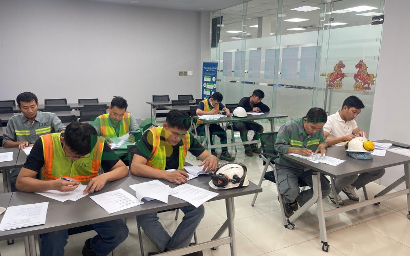 Tìm hiểu khóa học Xe nâng hàng