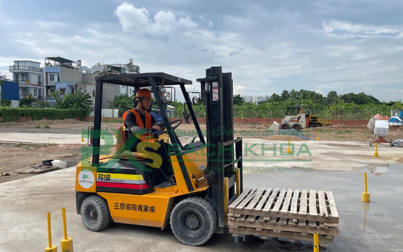 Chi phí học lái xe nâng bao nhiêu?