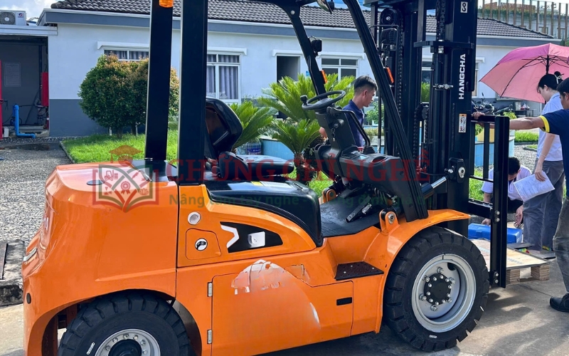 Chi phí học và cấp chứng chỉ xe nâng bao nhiêu?