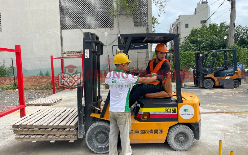 Chứng chỉ xe nâng là gì? Có tác dụng gì?