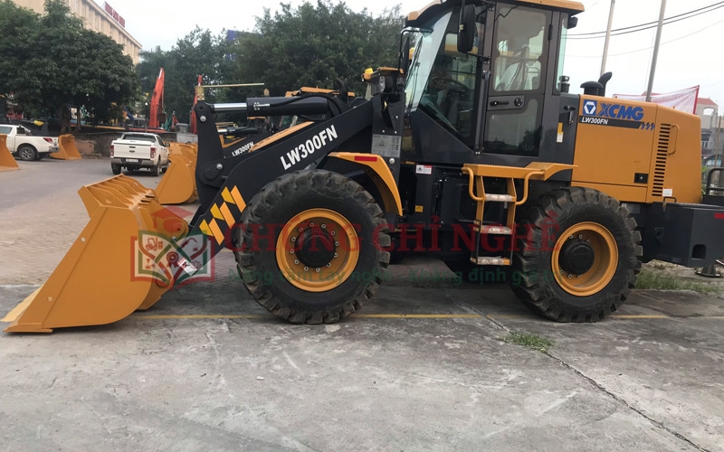 Điều kiện đăng ký học Chứng chỉ Lái Máy Xúc Lật