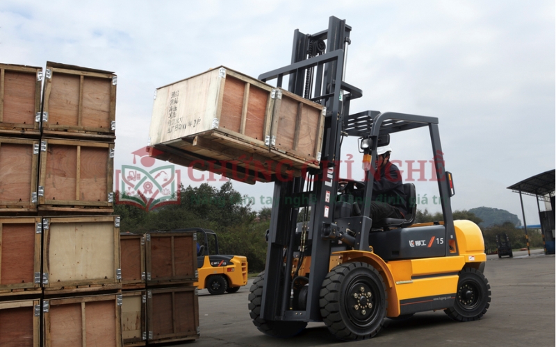 Giấy chứng nhận và Chứng chỉ Vận hành Xe nâng khác nhau như thế nào?