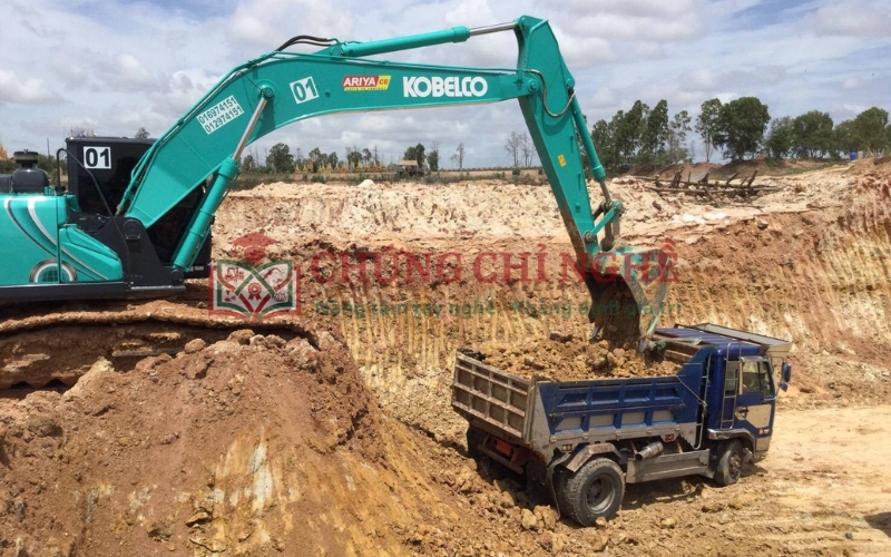 Học Lái Máy Xúc có cần bằng không?