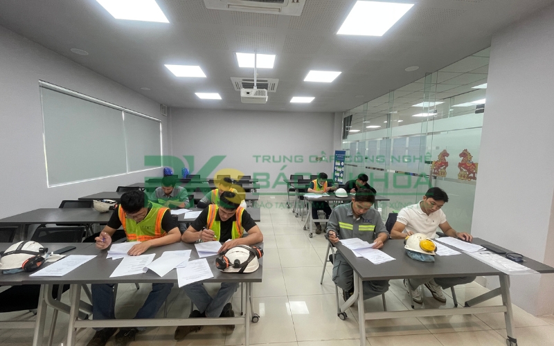 Làm kho xưởng có bắt buộc phải có bằng xe nâng không?
