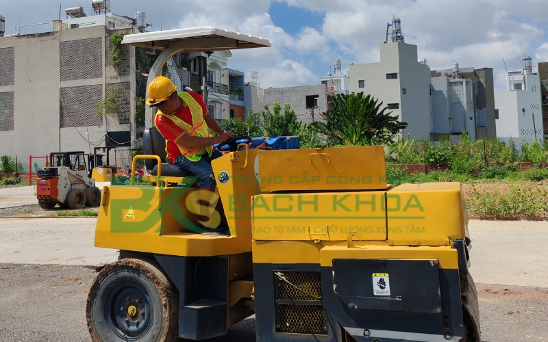 Một khóa học lái xe lu gồm những nội dung gì?