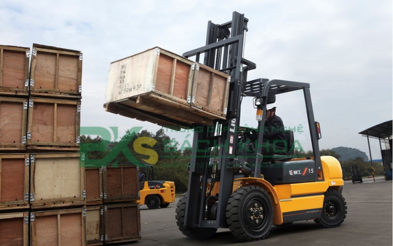 Mức lương lái xe nâng bao nhiêu mỗi tháng?