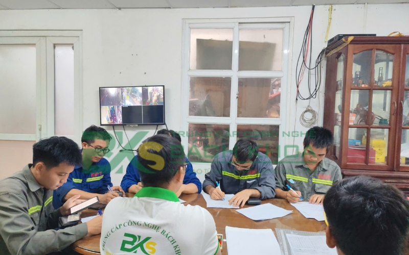 Những yếu tố nào ảnh hưởng đến lương lái xe nâng?