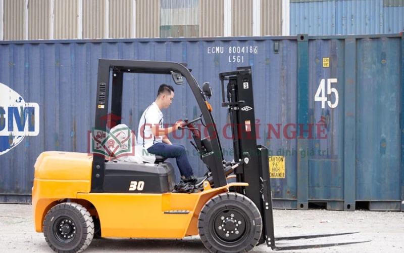 Học phí tại Trung tâm đào tạo lái xe nâng trọn gói tại TPHCM bao nhiêu?
