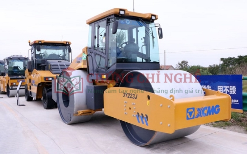 Lái xe lu cần bằng gì?