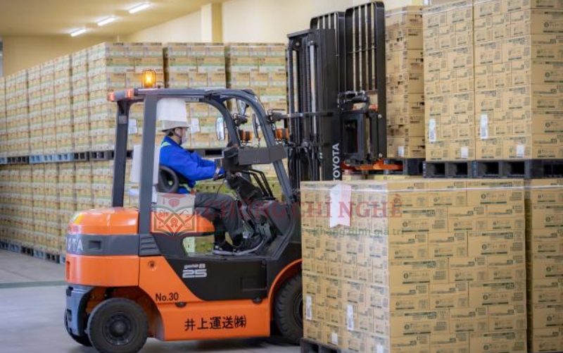 Vì sao cần kiểm tra xe nâng trước khi vận hành?