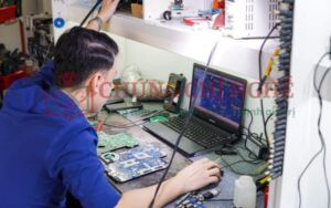Kỹ thuật viên sửa chữa laptop và pc