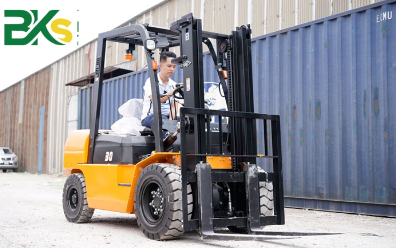 Chứng chỉ vận hành xe nâng với “bằng lái xe nâng” có khác nhau không?