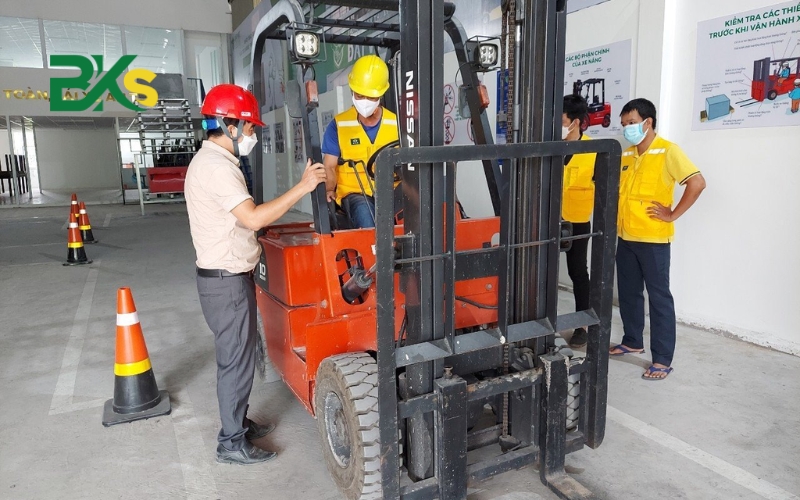 Ưu điểm khi chọn học chứng chỉ xe nâng chungchinghe.edu.vn 