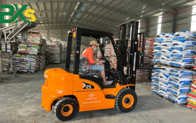 Học cấp tốc bằng lái xe nâng có lợi gì?