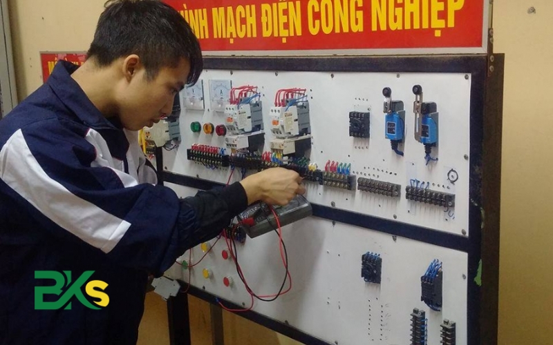 Những thắc mắc "sát sườn" khi chọn khóa sơ cấp Điện công nghiệp