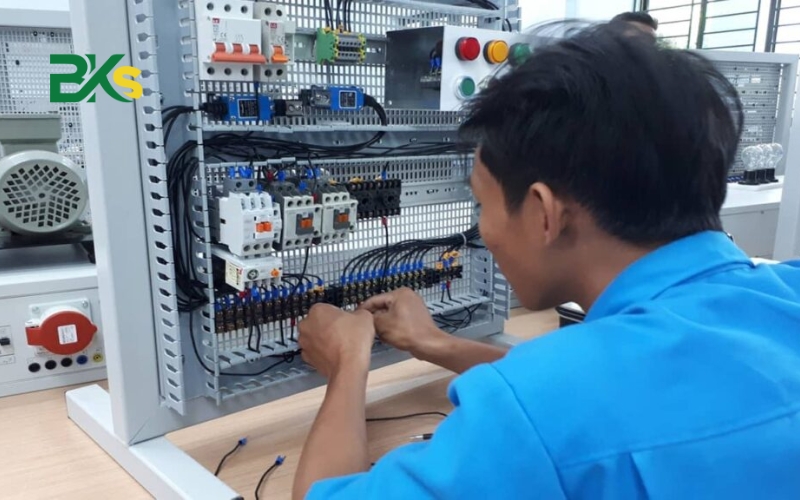 Học phí sơ cấp điện công nghiệp trọn gói là bao nhiêu?