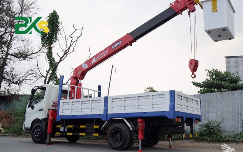 Giải đáp thắc mắc: Lái xe cẩu cần bằng gì để đúng luật?